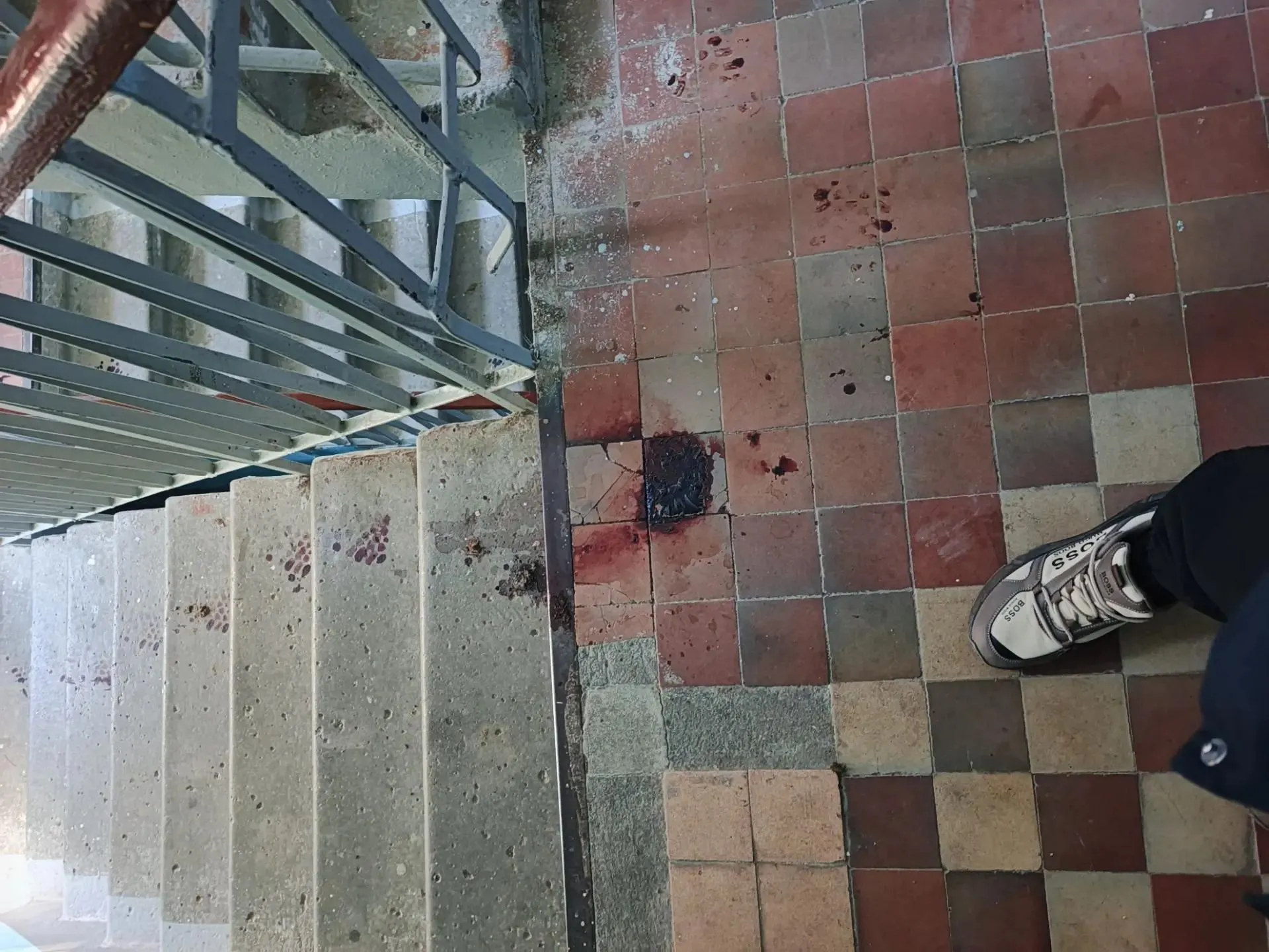 В Екатеринбурге двое пьяных с ножами ворвались в квартиру и угрожали женщине