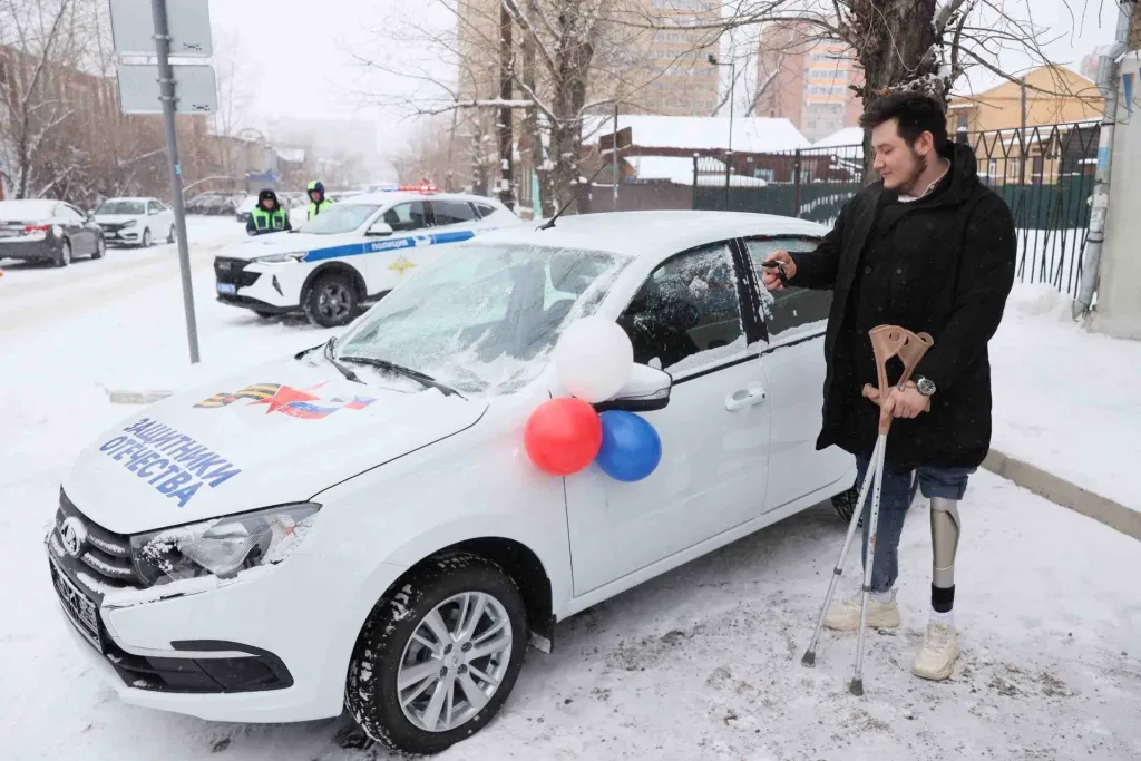 Ветеран СВО из Каменска-Уральского получил автомобиль с ручным управлением