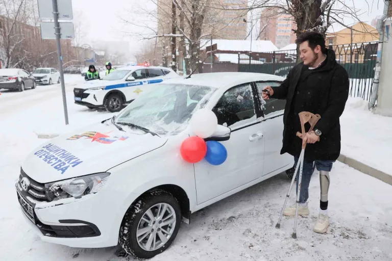 Ветеран СВО из Каменска-Уральского получил автомобиль с ручным управлением