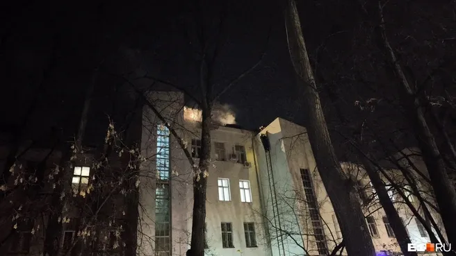 В «Городке чекистов» в Екатеринбурге загорелась кровля здания