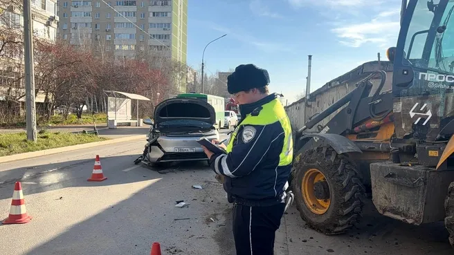 В Екатеринбурге погрузчик без прав врезался в Geely: пострадал годовалый ребёнок