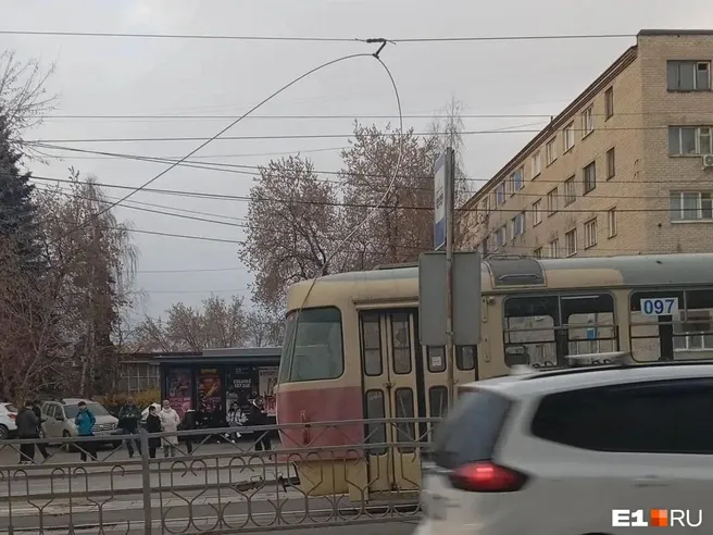 На ЖБИ в Екатеринбурге оборвались провода и встали трамваи