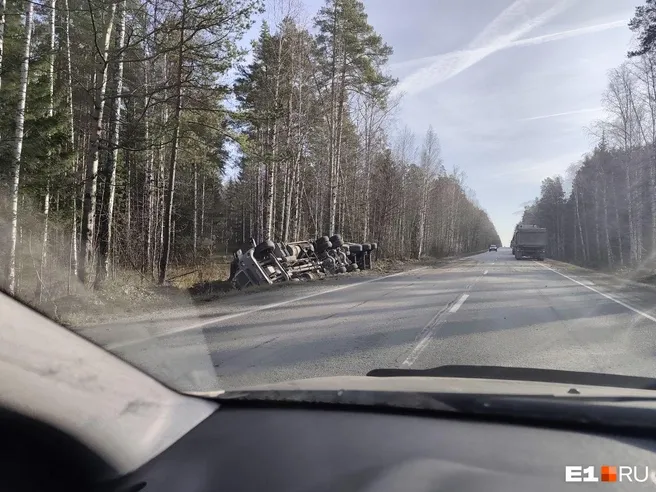 На трассе под Североуральском фура сбила двоих: двое погибли