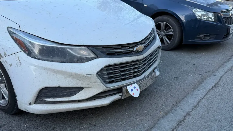 В Екатеринбурге начали рейды против скрытых номеров на платных парковках